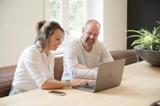 Een webdesigner bespreekt een nieuw websiteconcept met een klant in Utrecht.