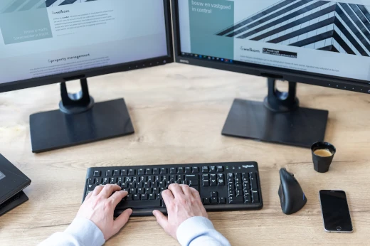 Een professional werkt aan het onderhouden van een WordPress website op een computer.