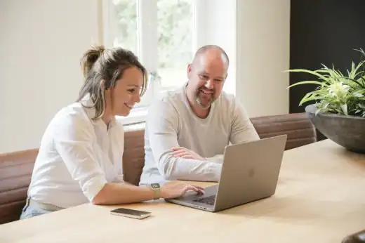Ondernemer bekijkt de nieuwe WordPress-website Culemborg op laptop en mobiel.