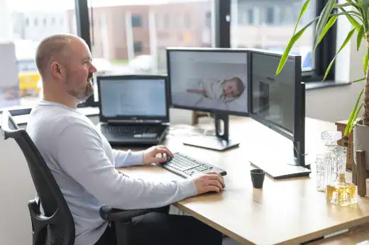 Specialist biedt hulp bij WordPress problemen op laptop voor klant.